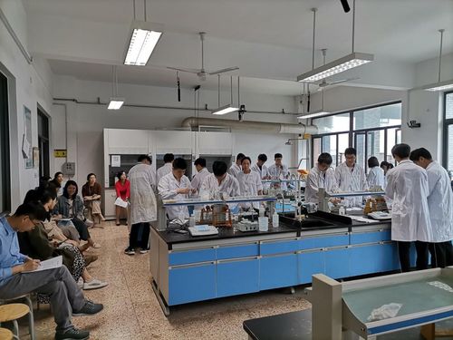 黨員示范課 陳潔老師帶領(lǐng)學(xué)生精準(zhǔn)測(cè)定水中氟含量，展現(xiàn)生物化工技術(shù)研發(fā)的專(zhuān)業(yè)風(fēng)采